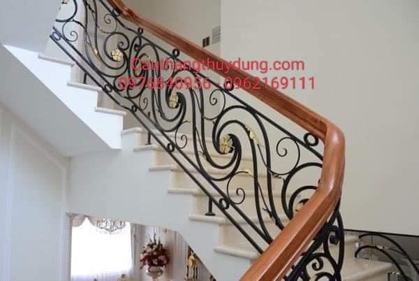 CẦU THANG SẮT NGHỆ THUẬT MẪU MỚI U1700