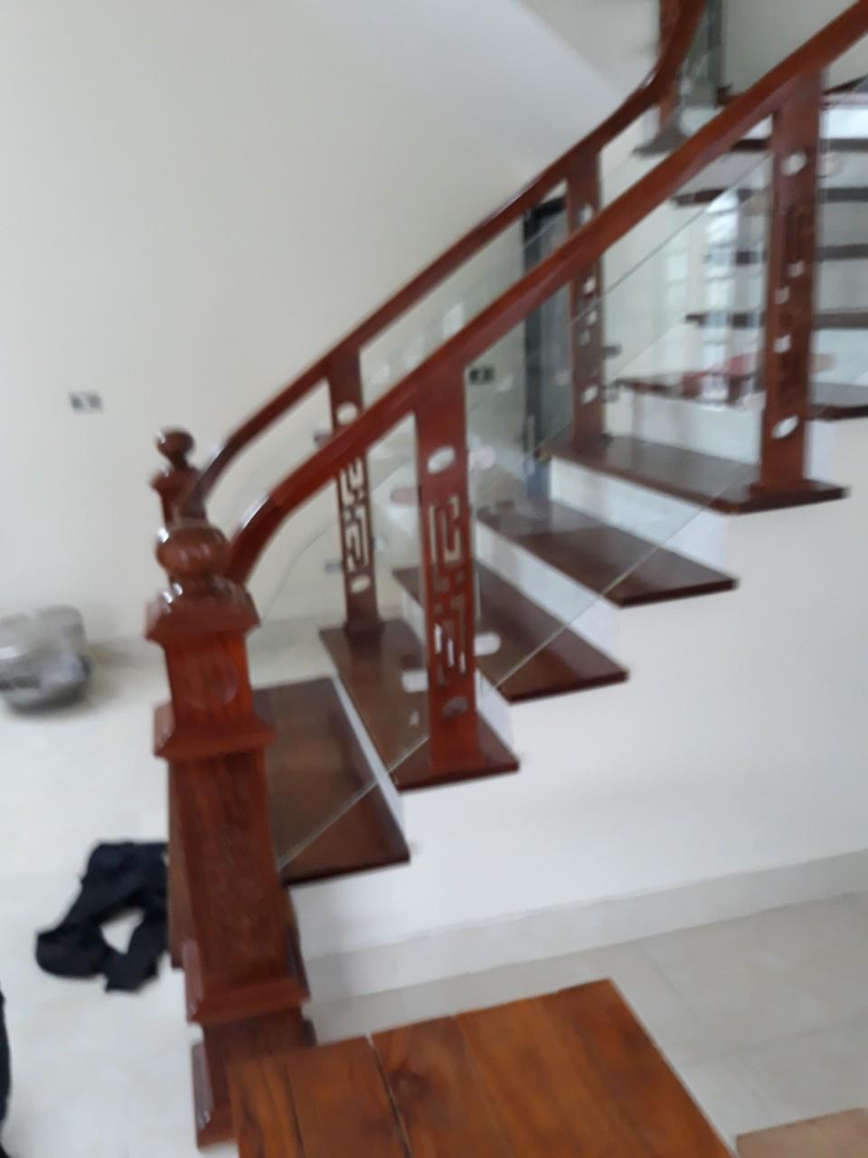 CẦU THANG KÍNH TAY VỊN GỖ 07