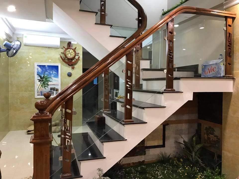 CẦU THANG KÍNH TAY VỊN GỖ 11