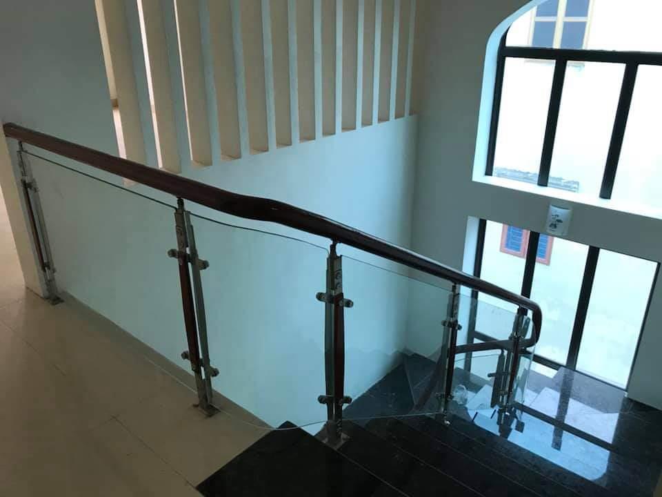 CẦU THANG KÍNH TAY VỊN GỖ03