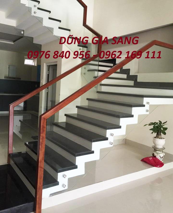 Cầu thang kính không trụ ziczac thi công lắp đặt tại Tôn Đức Thắng