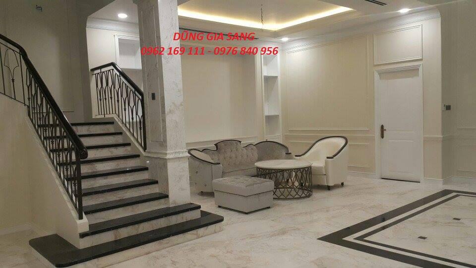 Cầu thang sắt tay vịn gỗ thi công tại Cát Linh