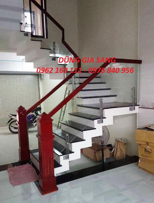 CT Cầu thang kính chân  lửng ốp má ngoài thi công tại Long Biên
