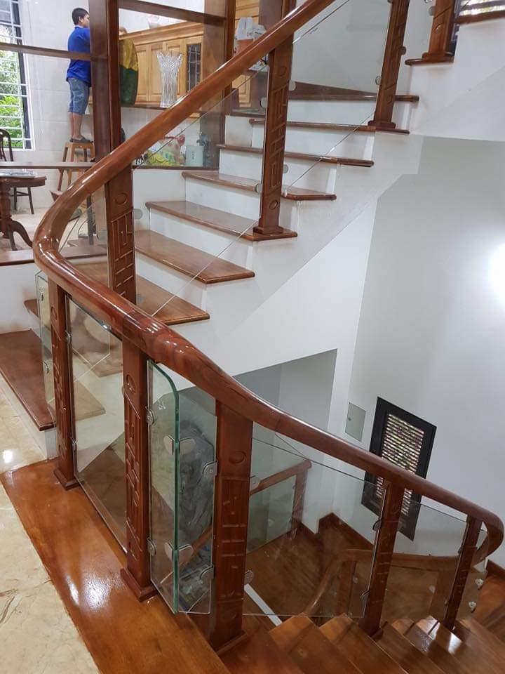CẦU THANG KÍNH TAY VỊN GỖ 08