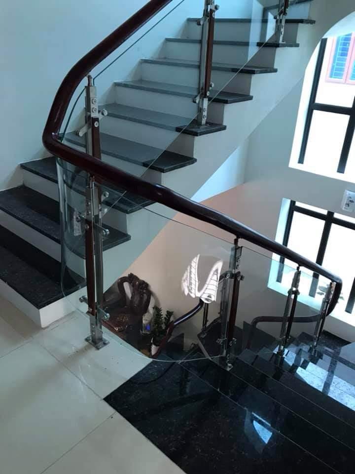 CẦU THANG KÍNH TAY VỊN GỖ 10