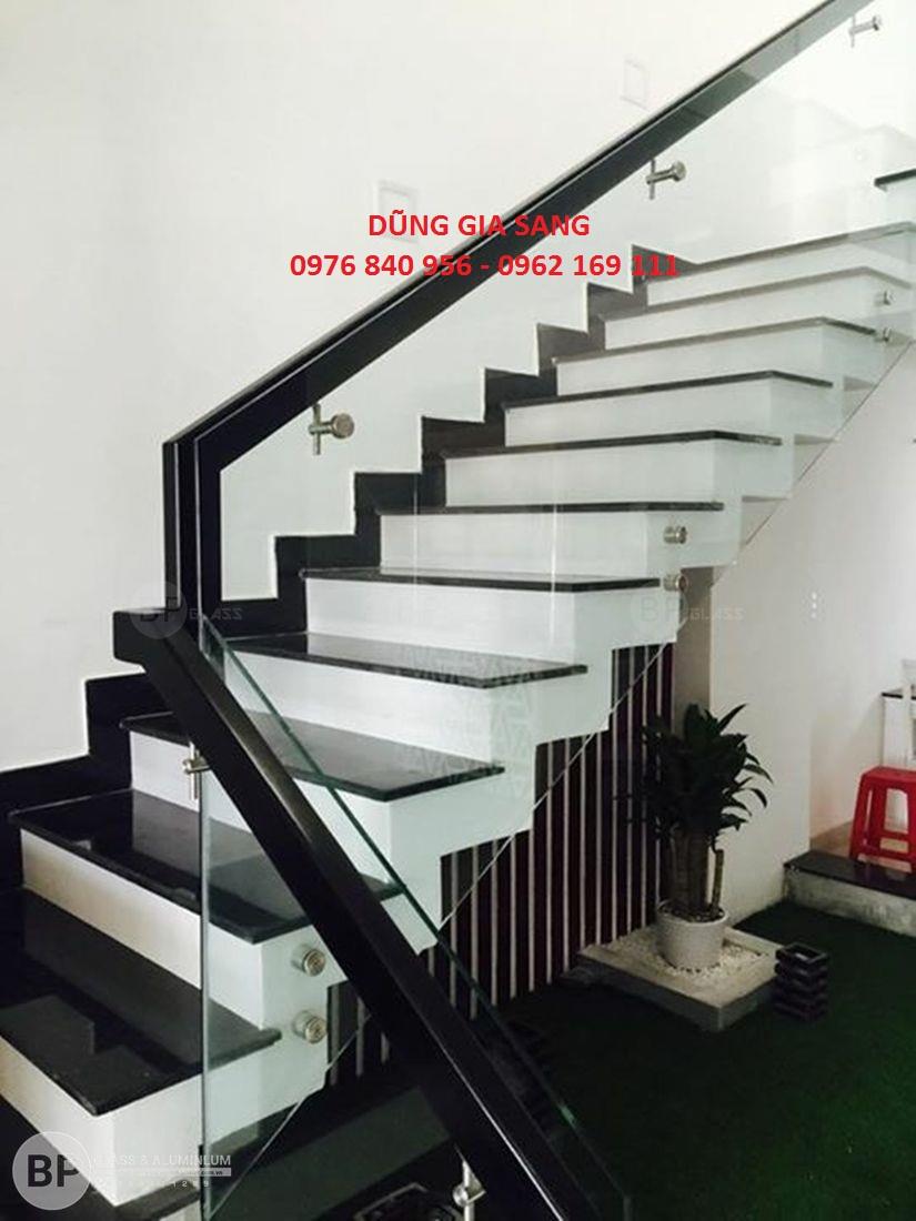 CẦU THANG KÍNH CỦ BÁT TAY VỊN GỖ 0020