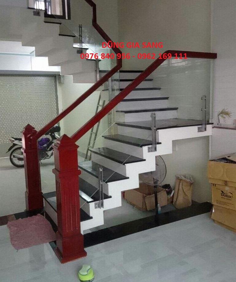 CẦU THANG KÍNH CHÂN LỬNG 0070