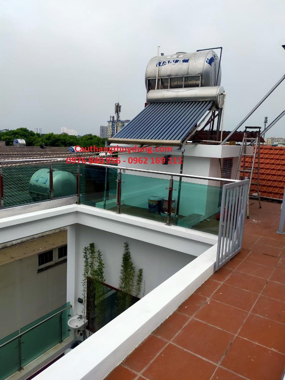BAN CÔNG KÍNH TẠI 86 NGÔ GIA TỰ