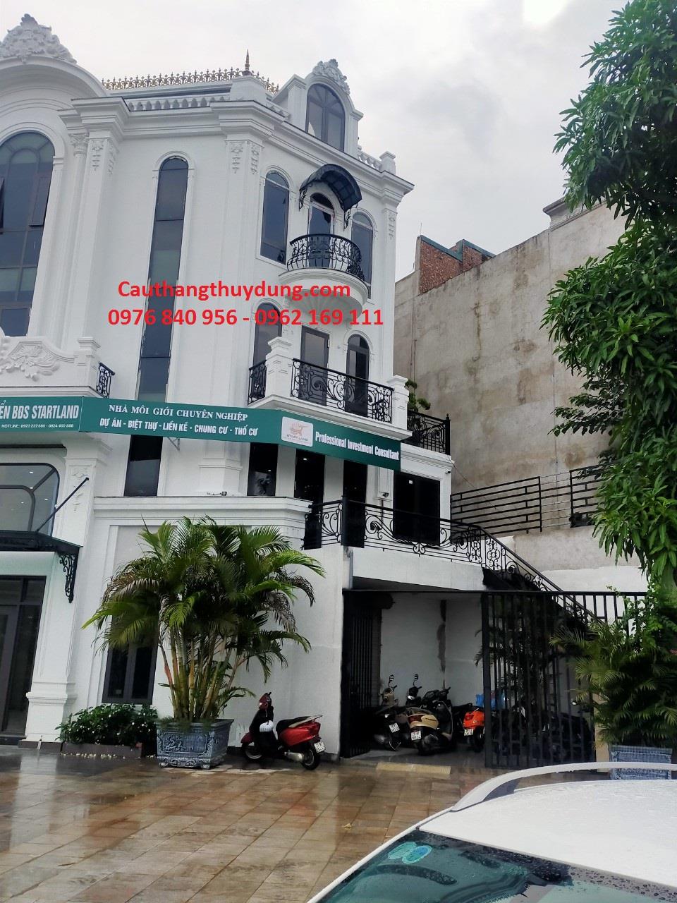 BAN CÔNG + CẦU THANG SẮT NGHỆ THUẬT + CỬA CỔNG TẠI GIA LÂM