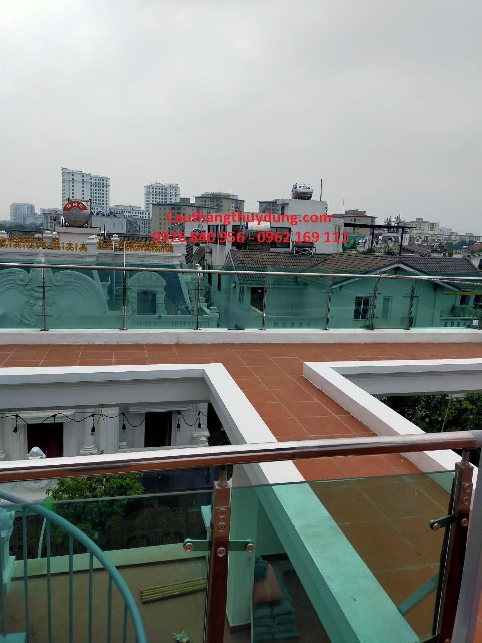 BAN CÔNG KÍNH NGOÀI TRỜI TẠI  THƯỜNG TÍN