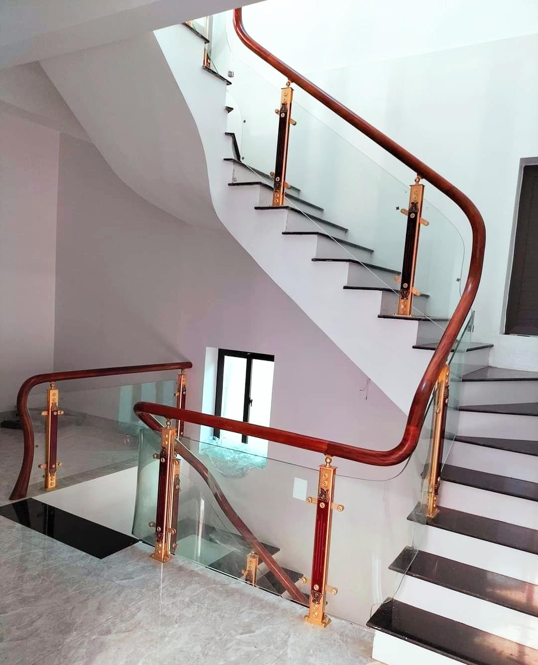 CẦU THANG KÍNH CHÂN TIỆN NHÔM CHO ANH KHÁCH Ở THÁI NGUYÊN