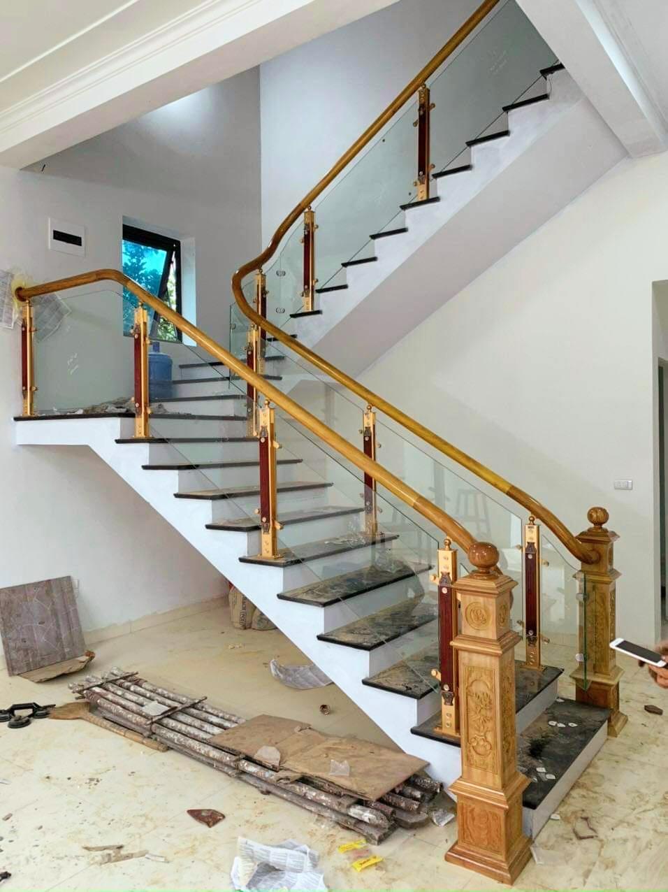 CẦU THANG KÍNH CƯỜNG LỰC CHO NHÀ CHỊ LINH - HOÀ BÌNH