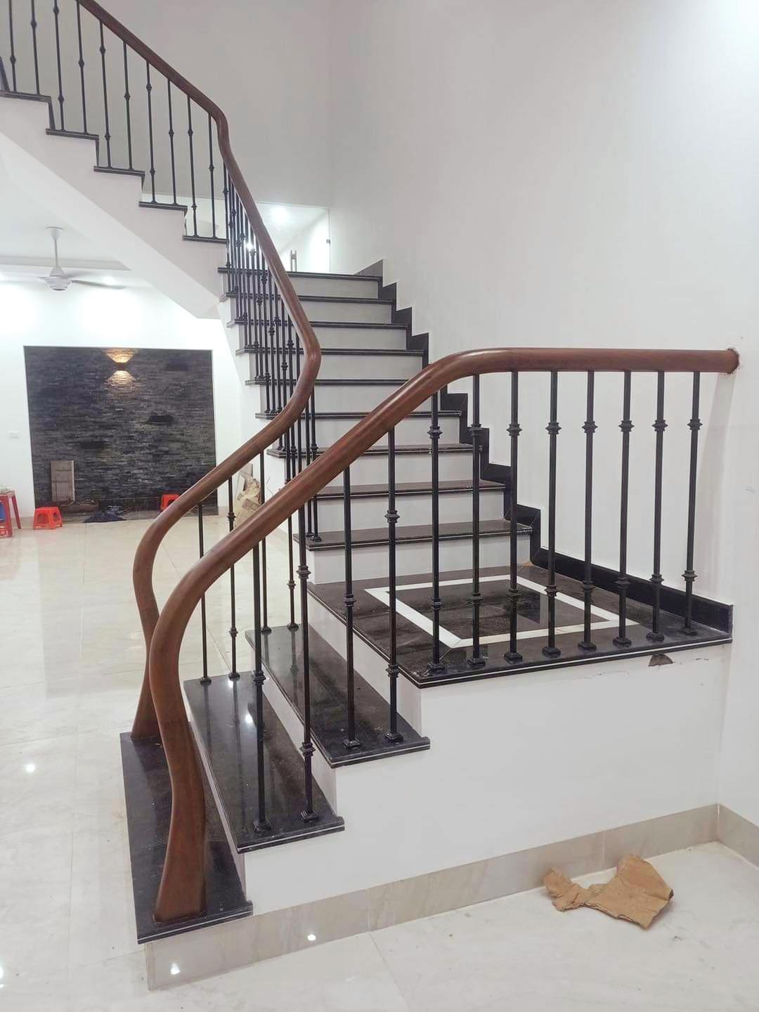 CẦU THANG SẮT NHÀ ANH HẠNH - NHƯ QUỲNH, HƯNG YÊN