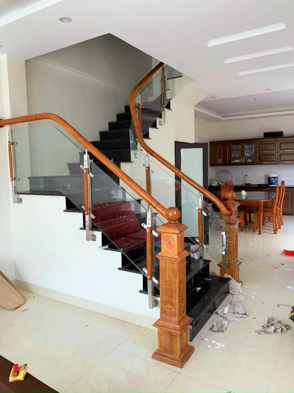 CẦU THANG KÍNH NHÀ CHỊ HOA - CHÂU QUỲ