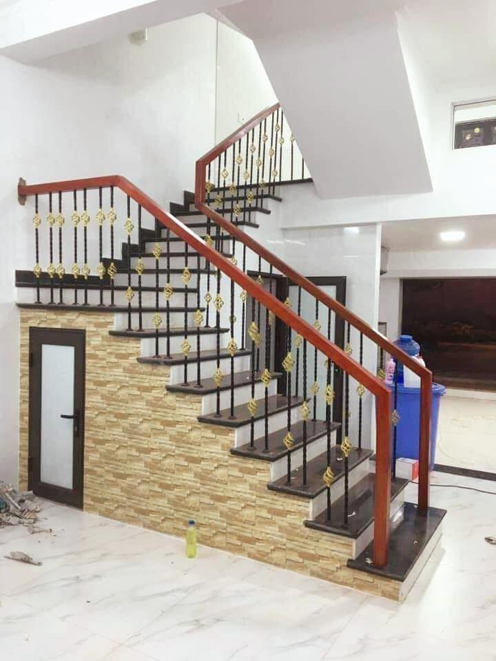 CẦU THANG SẮT NHÀ ANH HÙNG - XUÂN MAI