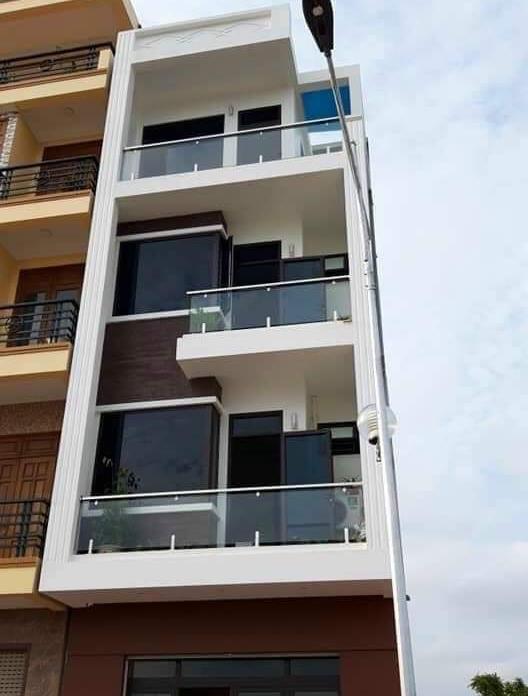 BAN CÔNG KÍNH NAHF CHỊ NHUNG - HOÀ BÌNH